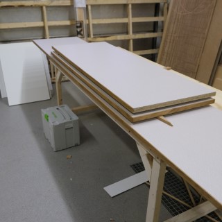 Måttbeställd laminatbänkskiva i virrvarr med massiv oljad eklist, redo för leverans och montage
